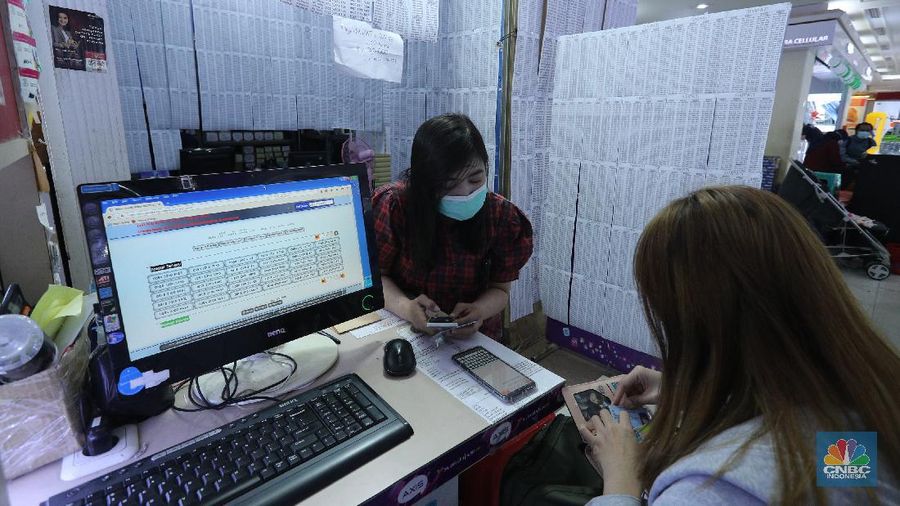 Warga membeli kartu perdana di ITC ROXY MAS, Jakarta, Selasa (2/2/2021). Aturan pajak penyelenggara jasa telekomunikasi mulai di berlakukan namun aturan itu tidak terdampak pada pembelian pulsa, kartu perdana atau token listrik. (CNBC Indonesia/Tri Susilo) 
Menurut Menteri Keuangan Sri Mulyani, ketentuan pajak pulsa yang mulai berlaku (1/2/2021) bertujuan menyederhanakan pengenaan PPN dan PPH atas pulsa atau kartu perdana, token listrik dan voucer serta untuk memberikan kepstian hukum.   (CNBC Indonesia/ Tri Susilo)