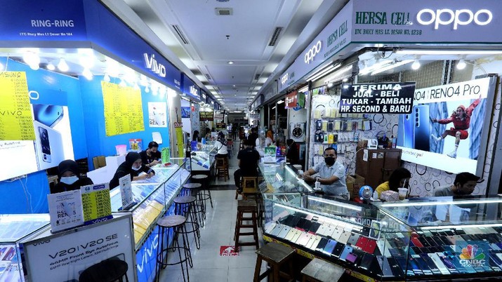 Warga membeli kartu perdana di ITC ROXY MAS, Jakarta, Selasa (2/2/2021). Aturan pajak penyelenggara jasa telekomunikasi mulai di berlakukan namun aturan itu tidak terdampak pada pembelian pulsa, kartu perdana atau token listrik. (CNBC Indonesia/Tri Susilo) 
Menurut Menteri Keuangan Sri Mulyani, ketentuan pajak pulsa yang mulai berlaku (1/2/2021) bertujuan menyederhanakan pengenaan PPN dan PPH atas pulsa atau kartu perdana, token listrik dan voucer serta untuk memberikan kepstian hukum.   (CNBC Indonesia/ Tri Susilo)