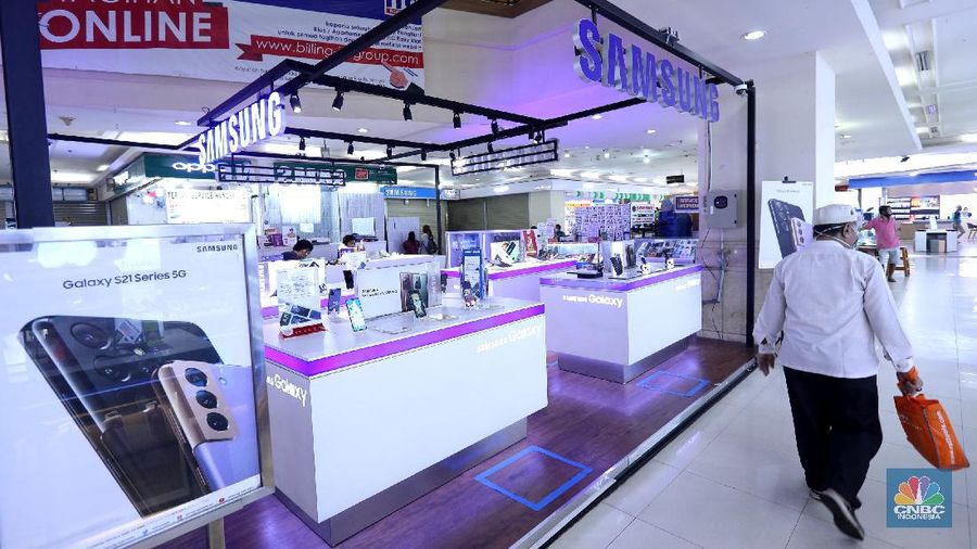 Warga membeli kartu perdana di ITC ROXY MAS, Jakarta, Selasa (2/2/2021). Aturan pajak penyelenggara jasa telekomunikasi mulai di berlakukan namun aturan itu tidak terdampak pada pembelian pulsa, kartu perdana atau token listrik. (վ/Tri Susilo) 
Menurut Menteri Keuangan Sri Mulyani, ketentuan pajak pulsa yang mulai berlaku (1/2/2021) bertujuan menyederhanakan pengenaan PPN dan PPH atas pulsa atau kartu perdana, token listrik dan voucer serta untuk memberikan kepstian hukum.   (վ/ Tri Susilo)