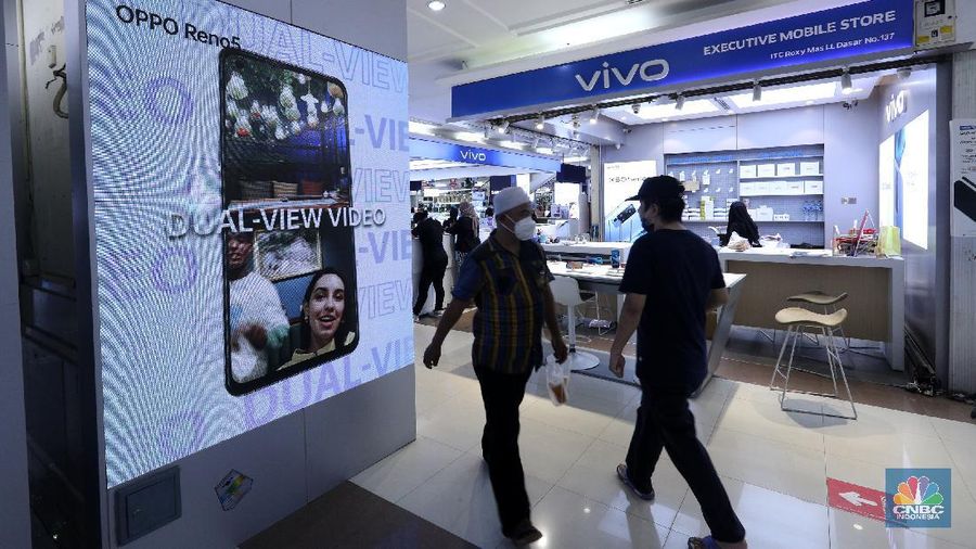 Warga membeli kartu perdana di ITC ROXY MAS, Jakarta, Selasa (2/2/2021). Aturan pajak penyelenggara jasa telekomunikasi mulai di berlakukan namun aturan itu tidak terdampak pada pembelian pulsa, kartu perdana atau token listrik. (CNBC Indonesia/Tri Susilo) 
Menurut Menteri Keuangan Sri Mulyani, ketentuan pajak pulsa yang mulai berlaku (1/2/2021) bertujuan menyederhanakan pengenaan PPN dan PPH atas pulsa atau kartu perdana, token listrik dan voucer serta untuk memberikan kepstian hukum.   (CNBC Indonesia/ Tri Susilo)