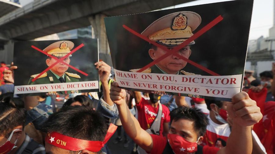 Puluhan pekerja migran Myanmar di Thailand berdemonstrasi di depan kedutaan besar Myanmar di Thailand, Senin (1/2/2021). Demo tersebut terkait kudeta militer yang sedang melanda negara asal mereka.