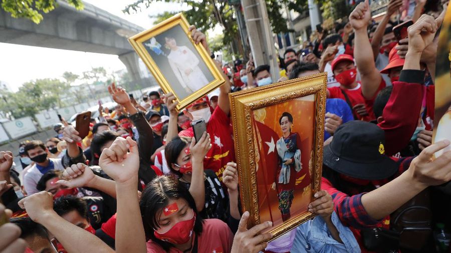 Puluhan pekerja migran Myanmar di Thailand berdemonstrasi di depan kedutaan besar Myanmar di Thailand, Senin (1/2/2021). Demo tersebut terkait kudeta militer yang sedang melanda negara asal mereka.