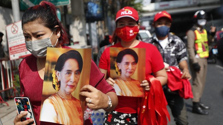 Burmese living in Thailand hold pictures of Myanmar leader Aung San Suu Kyi during a protest in front of the Myanmar Embassy, in Bangkok, Thailand, Monday, Feb. 1, 2021. Myanmar's military has taken control of the country under a one-year state of emergency and reports say State Counsellor Aung San Suu Kyi and other government leaders have been detained. (AP Photo/Sakchai Lalit)