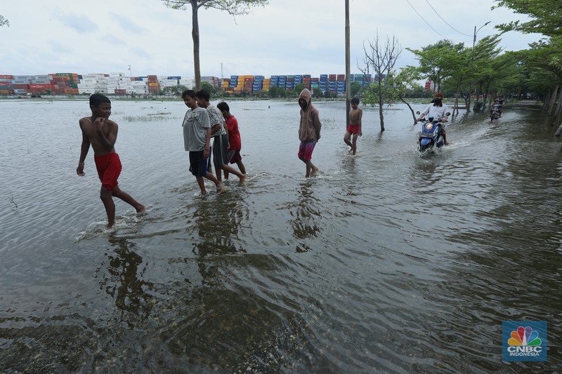 Banjir rob di kawasan Muara Baru, Jakarta Utara, Kamis, (27/5/2021). (CNBC Indonesia/Muhammad Sabki)