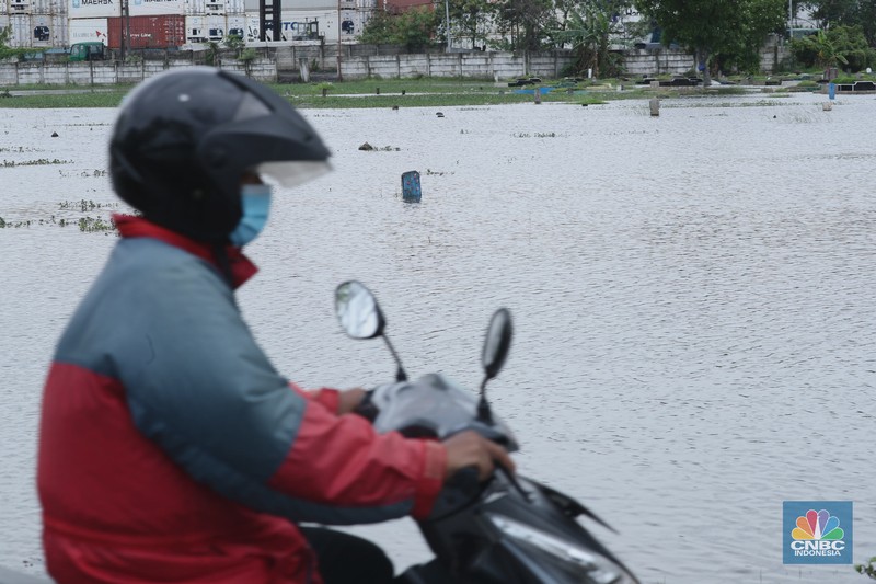 Banjir rob di kawasan Muara Baru, Jakarta Utara, Kamis, (27/5/2021). (CNBC Indonesia/Muhammad Sabki)