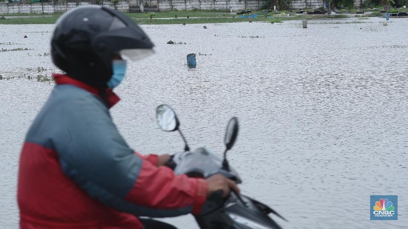 Banjir rob di kawasan Muara Baru, Jakarta Utara, Kamis, (27/5/2021). (CNBC Indonesia/Muhammad Sabki)