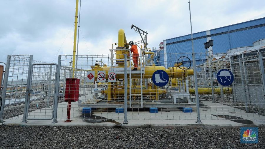 Pekerja beraktifitas di area pembangkit listrik tenaga Gas dan Uap Jawa 2 di (PLTGU) Tanjung Priok, Jakarta, Rabu (3/2/2021). Guna memenuhi kebutuhan energi listrik nasional, PLN berupaya meningkatkan penggunaan energi bersih dan ramah lingkungan. (CNBC Indonesia/Tri Susilo)