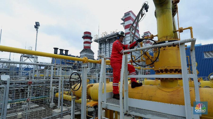 Pekerja beraktifitas di area pembangkit listrik tenaga Gas dan Uap Jawa 2 di (PLTGU) Tanjung Priok, Jakarta, Rabu (3/2/2021). Guna memenuhi kebutuhan energi listrik nasional, PLN berupaya meningkatkan penggunaan energi bersih dan ramah lingkungan. (CNBC Indonesia/Tri Susilo)