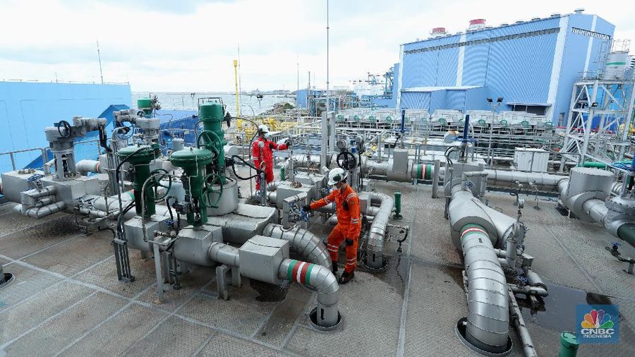 Pekerja beraktifitas di area pembangkit listrik tenaga Gas dan Uap Jawa 2 di (PLTGU) Tanjung Priok, Jakarta, Rabu (3/2/2021). Guna memenuhi kebutuhan energi listrik nasional, PLN berupaya meningkatkan penggunaan energi bersih dan ramah lingkungan. (CNBC Indonesia/Tri Susilo)