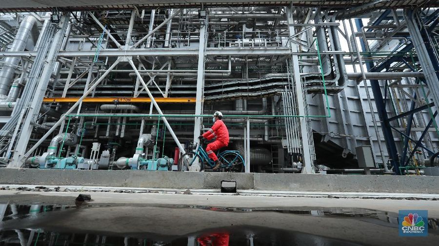 Pekerja beraktifitas di area pembangkit listrik tenaga Gas dan Uap Jawa 2 di (PLTGU) Tanjung Priok, Jakarta, Rabu (3/2/2021). Guna memenuhi kebutuhan energi listrik nasional, PLN berupaya meningkatkan penggunaan energi bersih dan ramah lingkungan. (CNBC Indonesia/Tri Susilo)