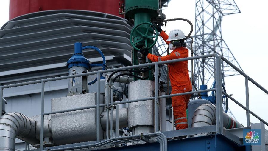 Pekerja beraktifitas di area pembangkit listrik tenaga Gas dan Uap Jawa 2 di (PLTGU) Tanjung Priok, Jakarta, Rabu (3/2/2021). Guna memenuhi kebutuhan energi listrik nasional, PLN berupaya meningkatkan penggunaan energi bersih dan ramah lingkungan. (CNBC Indonesia/Tri Susilo)