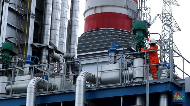 Pekerja beraktifitas di area pembangkit listrik tenaga Gas dan Uap Jawa 2 di (PLTGU) Tanjung Priok, Jakarta, Rabu (3/2/2021). Guna memenuhi kebutuhan energi listrik nasional, PLN berupaya meningkatkan penggunaan energi bersih dan ramah lingkungan. (CNBC Indonesia/Tri Susilo)