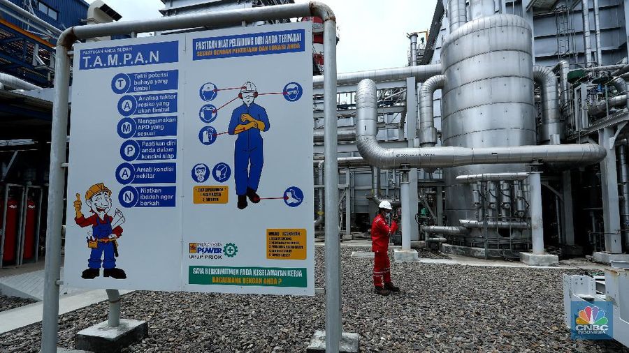 Pekerja beraktifitas di area pembangkit listrik tenaga Gas dan Uap Jawa 2 di (PLTGU) Tanjung Priok, Jakarta, Rabu (3/2/2021). Guna memenuhi kebutuhan energi listrik nasional, PLN berupaya meningkatkan penggunaan energi bersih dan ramah lingkungan. (CNBC Indonesia/Tri Susilo)