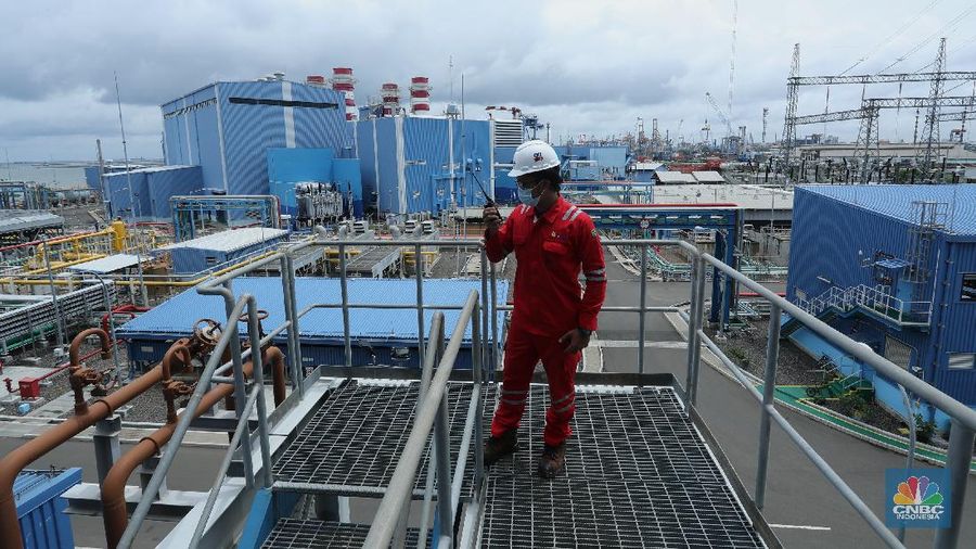 Pekerja beraktifitas di area pembangkit listrik tenaga Gas dan Uap Jawa 2 di (PLTGU) Tanjung Priok, Jakarta, Rabu (3/2/2021). Guna memenuhi kebutuhan energi listrik nasional, PLN berupaya meningkatkan penggunaan energi bersih dan ramah lingkungan. (վ/Tri Susilo)