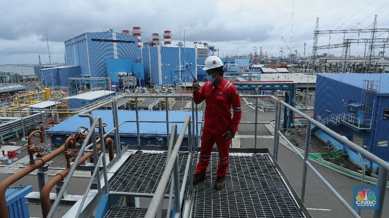 Pekerja beraktifitas di area pembangkit listrik tenaga Gas dan Uap Jawa 2 di (PLTGU) Tanjung Priok, Jakarta, Rabu (3/2/2021). Guna memenuhi kebutuhan energi listrik nasional, PLN berupaya meningkatkan penggunaan energi bersih dan ramah lingkungan. (CNBC Indonesia/Tri Susilo)