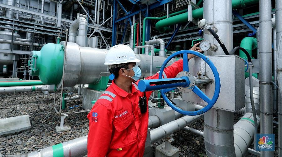 Pekerja beraktifitas di area pembangkit listrik tenaga Gas dan Uap Jawa 2 di (PLTGU) Tanjung Priok, Jakarta, Rabu (3/2/2021). Guna memenuhi kebutuhan energi listrik nasional, PLN berupaya meningkatkan penggunaan energi bersih dan ramah lingkungan. (²©²ÊÍøÕ¾/Tri Susilo)