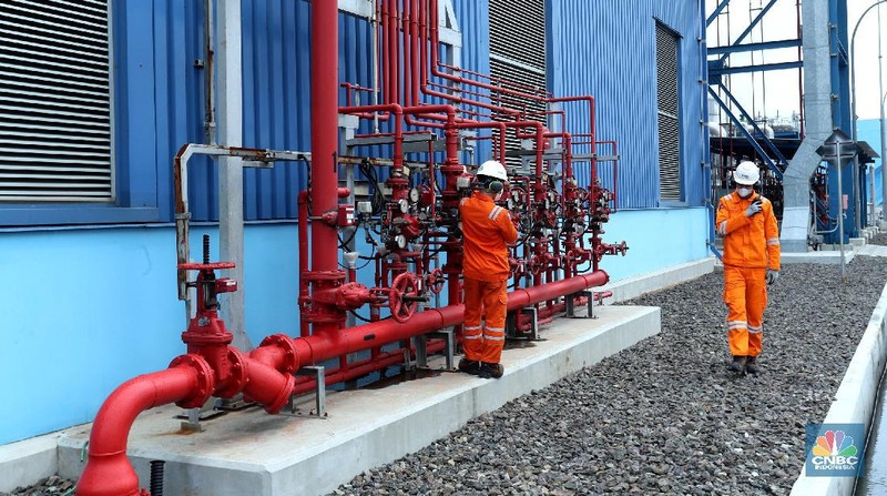 Pekerja beraktifitas di area pembangkit listrik tenaga Gas dan Uap Jawa 2 di (PLTGU) Tanjung Priok, Jakarta, Rabu (3/2/2021). Guna memenuhi kebutuhan energi listrik nasional, PLN berupaya meningkatkan penggunaan energi bersih dan ramah lingkungan. (CNBC Indonesia/Tri Susilo)