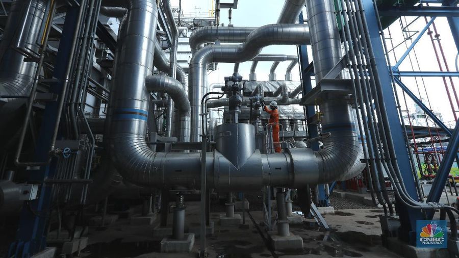 Pekerja beraktifitas di area pembangkit listrik tenaga Gas dan Uap Jawa 2 di (PLTGU) Tanjung Priok, Jakarta, Rabu (3/2/2021). Guna memenuhi kebutuhan energi listrik nasional, PLN berupaya meningkatkan penggunaan energi bersih dan ramah lingkungan. (CNBC Indonesia/Tri Susilo)