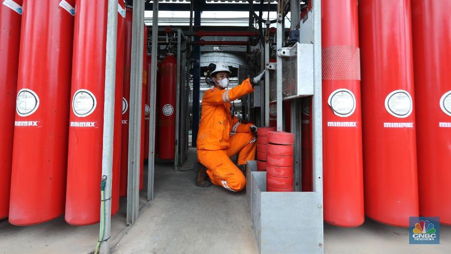 Pekerja beraktifitas di area pembangkit listrik tenaga Gas dan Uap Jawa 2 di (PLTGU) Tanjung Priok, Jakarta, Rabu (3/2/2021). Guna memenuhi kebutuhan energi listrik nasional, PLN berupaya meningkatkan penggunaan energi bersih dan ramah lingkungan. (CNBC Indonesia/Tri Susilo)