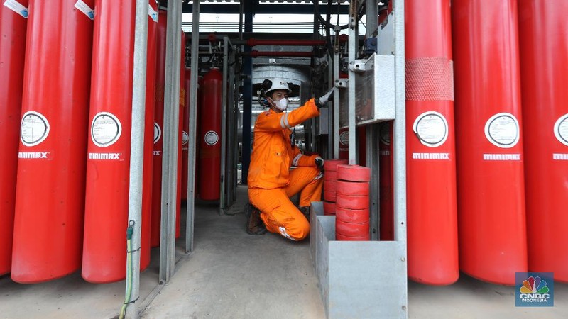 Pekerja beraktifitas di area pembangkit listrik tenaga Gas dan Uap Jawa 2 di (PLTGU) Tanjung Priok, Jakarta, Rabu (3/2/2021). Guna memenuhi kebutuhan energi listrik nasional, PLN berupaya meningkatkan penggunaan energi bersih dan ramah lingkungan. (CNBC Indonesia/Tri Susilo)