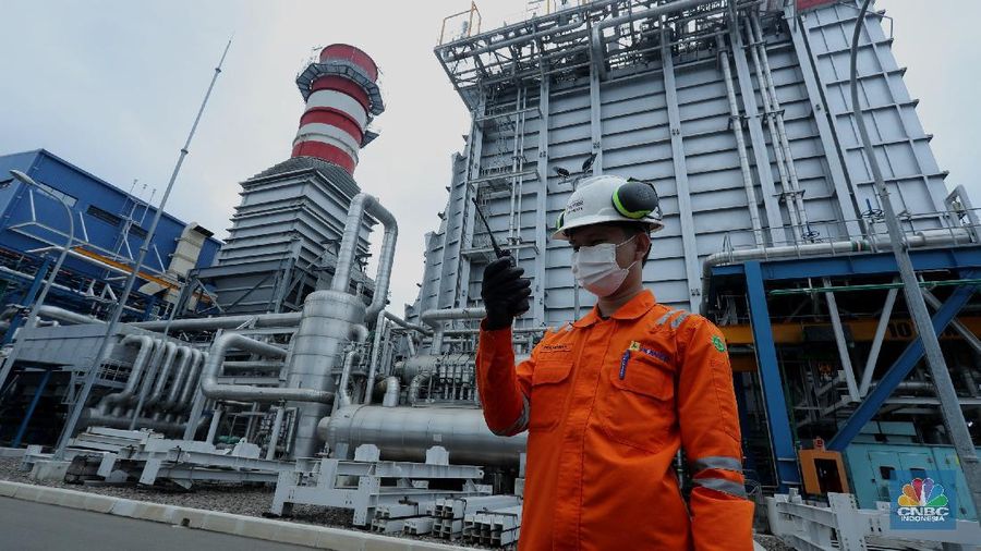 Pekerja beraktifitas di area pembangkit listrik tenaga Gas dan Uap Jawa 2 di (PLTGU) Tanjung Priok, Jakarta, Rabu (3/2/2021). Guna memenuhi kebutuhan energi listrik nasional, PLN berupaya meningkatkan penggunaan energi bersih dan ramah lingkungan. (վ/Tri Susilo)