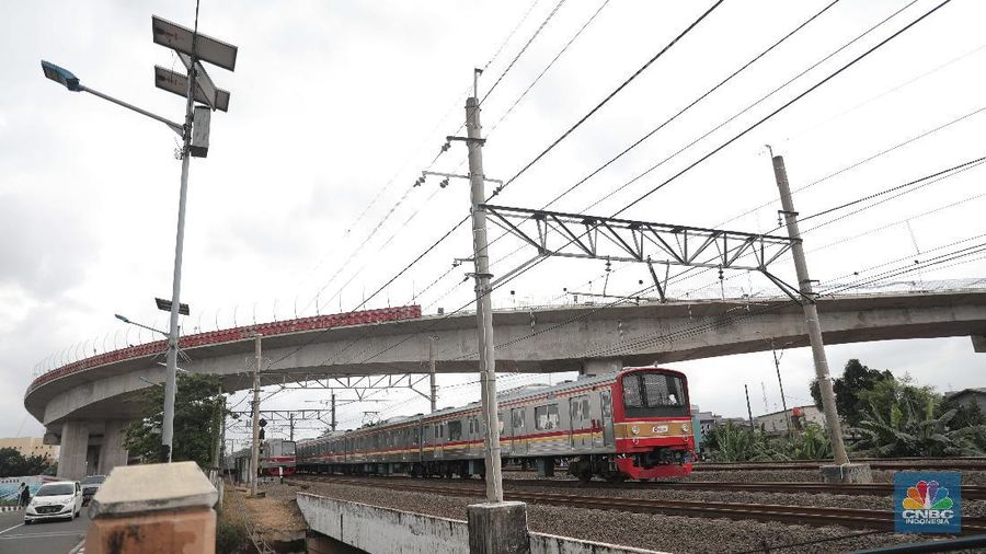 Suasana proyek pembangunan jalan layang (flyover) Cakung, Jakarta, Rabu (3/2/2021). Bina Marga DKI Jakarta akan melakukan uji coba penggunaan flyover dengan biaya pembangunan Rp 261 miliar tersebut pada Febuari mendatang. Progres pembangunan Flyover Cakung terus dikebut dan nyaris rampung. Simpang tak sebidang itu pun bakal mengurangi dan memecah kemacetan di wilayah tersebut. Pembangunan flyover Cakung ini bertujuan sebagai pengganti perlintasan sebidang kereta api.  Rencananya ujicoba Flyover Cakung ini akan uji coba pada Minggu kedua dan ketiga Februari. (CNBC Indonesia/ Muhammad Sabki)
