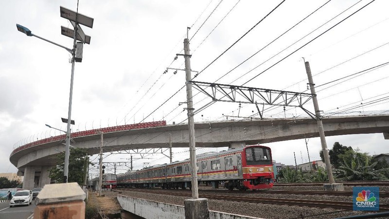 Suasana proyek pembangunan jalan layang (flyover) Cakung, Jakarta, Rabu (3/2/2021). Bina Marga DKI Jakarta akan melakukan uji coba penggunaan flyover dengan biaya pembangunan Rp 261 miliar tersebut pada Febuari mendatang. Progres pembangunan Flyover Cakung terus dikebut dan nyaris rampung. Simpang tak sebidang itu pun bakal mengurangi dan memecah kemacetan di wilayah tersebut. Pembangunan flyover Cakung ini bertujuan sebagai pengganti perlintasan sebidang kereta api.  Rencananya ujicoba Flyover Cakung ini akan uji coba pada Minggu kedua dan ketiga Februari. (CNBC Indonesia/ Muhammad Sabki)
