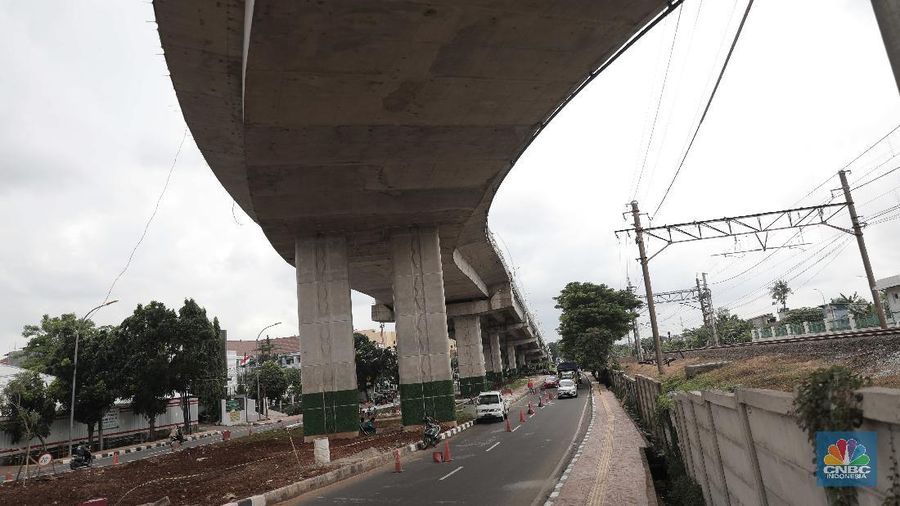Suasana proyek pembangunan jalan layang (flyover) Cakung, Jakarta, Rabu (3/2/2021). Bina Marga DKI Jakarta akan melakukan uji coba penggunaan flyover dengan biaya pembangunan Rp 261 miliar tersebut pada Febuari mendatang. Progres pembangunan Flyover Cakung terus dikebut dan nyaris rampung. Simpang tak sebidang itu pun bakal mengurangi dan memecah kemacetan di wilayah tersebut. Pembangunan flyover Cakung ini bertujuan sebagai pengganti perlintasan sebidang kereta api.  Rencananya ujicoba Flyover Cakung ini akan uji coba pada Minggu kedua dan ketiga Februari. (CNBC Indonesia/ Muhammad Sabki)
