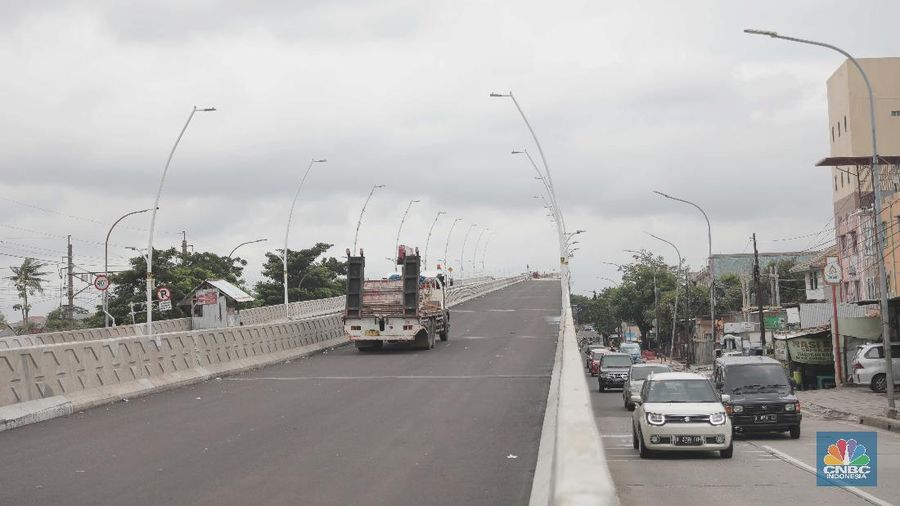 Suasana proyek pembangunan jalan layang (flyover) Cakung, Jakarta, Rabu (3/2/2021). Bina Marga DKI Jakarta akan melakukan uji coba penggunaan flyover dengan biaya pembangunan Rp 261 miliar tersebut pada Febuari mendatang. Progres pembangunan Flyover Cakung terus dikebut dan nyaris rampung. Simpang tak sebidang itu pun bakal mengurangi dan memecah kemacetan di wilayah tersebut. Pembangunan flyover Cakung ini bertujuan sebagai pengganti perlintasan sebidang kereta api.  Rencananya ujicoba Flyover Cakung ini akan uji coba pada Minggu kedua dan ketiga Februari. (CNBC Indonesia/ Muhammad Sabki)