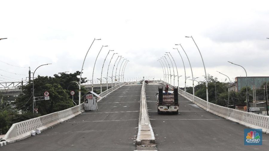 Suasana proyek pembangunan jalan layang (flyover) Cakung, Jakarta, Rabu (3/2/2021). Bina Marga DKI Jakarta akan melakukan uji coba penggunaan flyover dengan biaya pembangunan Rp 261 miliar tersebut pada Febuari mendatang. Progres pembangunan Flyover Cakung terus dikebut dan nyaris rampung. Simpang tak sebidang itu pun bakal mengurangi dan memecah kemacetan di wilayah tersebut. Pembangunan flyover Cakung ini bertujuan sebagai pengganti perlintasan sebidang kereta api.  Rencananya ujicoba Flyover Cakung ini akan uji coba pada Minggu kedua dan ketiga Februari. (CNBC Indonesia/ Muhammad Sabki)
