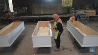 Melihat Pembuatan Peti Jenazah Covid yang Cuan Saat Pandemi