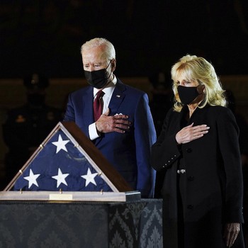 Momen Biden Beri Penghormatan Polisi yang Tewas di Capitol
