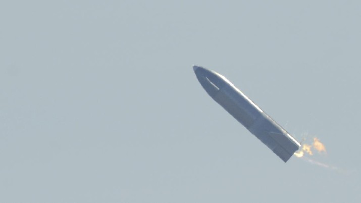 Prototipe roket SpaceX Starship SN9 tanpa awak yang akan digunakan untuk ke Mars, meledak saat jalani uji coba di Texas, Amerika Serikat Selasa (2/2). SpaceX's bullet-shaped Starship prototype rotates after a successful liftoff during a test launch, Tuesday, Feb. 2, 2021, in Boca Chica, Texas. The test flight ended in a fiery crash when the Starship attempted to land. (Miguel Roberts/The Brownsville Herald via AP)