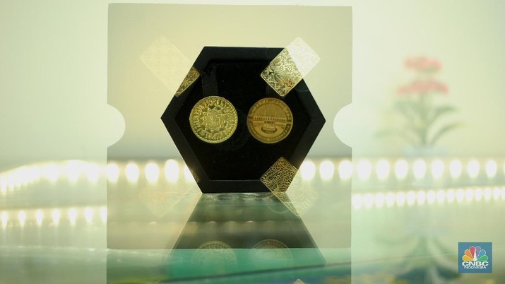 Koin Emas Dirham Petugas menunjukkan koin emas Dirham di Gerai Butik Emas Antam, Jakarta, Kamis (4/2/2021). Bank Indonesia (BI) mengajak masyarakat dan berbagai pihak untuk menjaga kedaulatan Rupiah sebagai mata uang NKRI. (CNBC Indonesia/ Tri Susislo)
