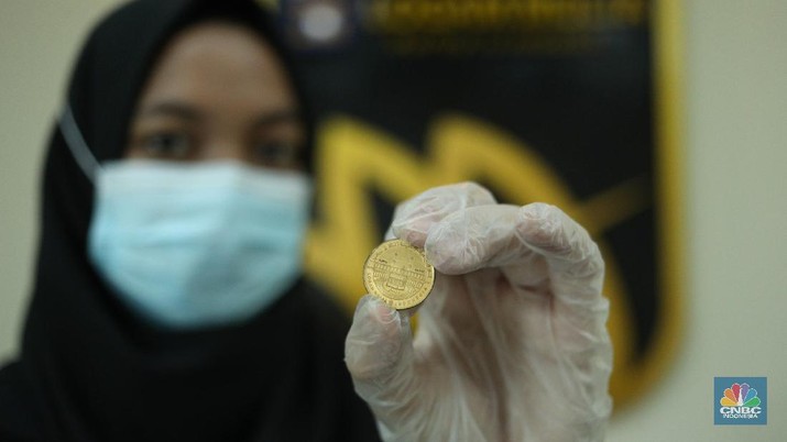 Koin Emas Dirham Petugas menunjukkan koin emas Dirham di Gerai Butik Emas Antam, Jakarta, Kamis (4/2/2021). Bank Indonesia (BI) mengajak masyarakat dan berbagai pihak untuk menjaga kedaulatan Rupiah sebagai mata uang NKRI. (CNBC Indonesia/ Tri Susislo)