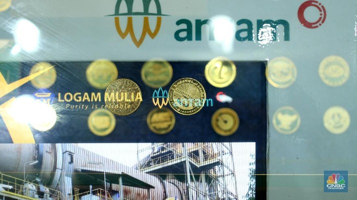 Petugas menunjukkan koin emas Dirham di Gerai Butik Emas Antam, Jakarta, Kamis (4/2/2021). Bank Indonesia (BI) mengajak masyarakat dan berbagai pihak untuk menjaga kedaulatan Rupiah sebagai mata uang NKRI.    (CNBC Indonesia/ Tri Susislo)
