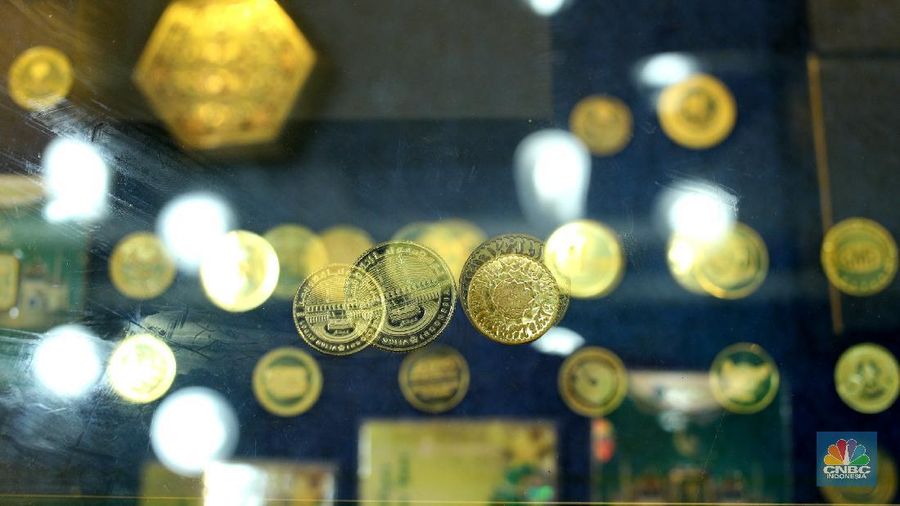 Petugas menunjukkan koin emas Dirham di Gerai Butik Emas Antam, Jakarta, Kamis (4/2/2021). Bank Indonesia (BI) mengajak masyarakat dan berbagai pihak untuk menjaga kedaulatan Rupiah sebagai mata uang NKRI.    (վ/ Tri Susislo)