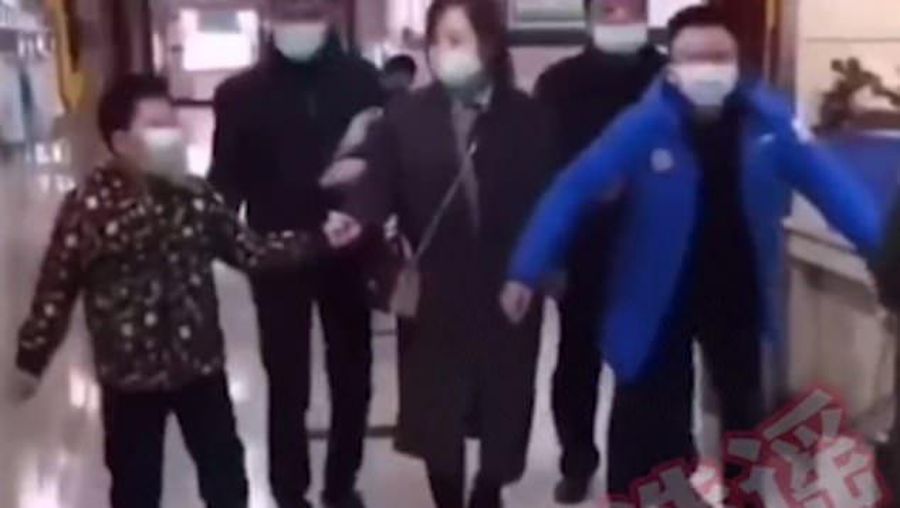Pasien Jalan Ngangkang Seperti Penguin Disebut karena Anal Swab (Tangkapan Layar)