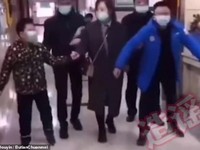 Akibat Swab Anal, Warga China Dilaporkan Jalan Bak Pinguin?