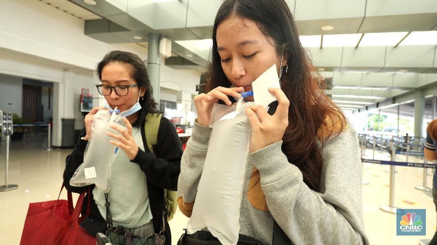 Para penumpang kereta api jarak jauh mengikuti pengambilan sempel nafas GeNose C19 di Stasiun Pasar Senen, Jakarta (4/2/2021). Calon penumpang diminta untuk mengambil nafas melalui hidung dan membuangnya melalui mulut sebanyak tiga kali. (CNBC Indonesia/ Tri Susilo)