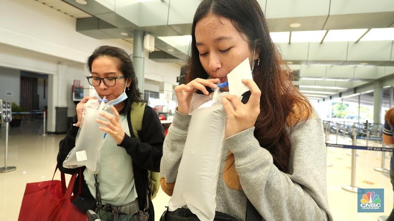 Para penumpang kereta api jarak jauh mengikuti pengambilan sempel nafas GeNose C19 di Stasiun Pasar Senen, Jakarta (4/2/2021). Calon penumpang diminta untuk mengambil nafas melalui hidung dan membuangnya melalui mulut sebanyak tiga kali. (CNBC Indonesia/ Tri Susilo)