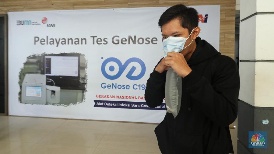 Para penumpang kereta api jarak jauh mengikuti pengambilan sempel nafas GeNose C19 di Stasiun Pasar Senen, Jakarta (4/2/2021). Calon penumpang diminta untuk mengambil nafas melalui hidung dan membuangnya melalui mulut sebanyak tiga kali. (CNBC Indonesia/ Tri Susilo)
