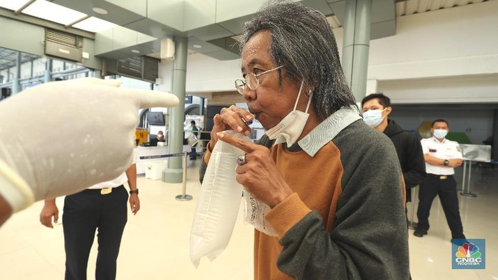 Pemeriksaan GeNose C19 di Stasiun Pasar Senen Para penumpang kereta api jarak jauh mengikuti pengambilan sempel nafas GeNose C19 di Stasiun Pasar Senen, Jakarta (4/2/2021). Calon penumpang diminta untuk mengambil nafas melalui hidung dan membuangnya melalui mulut sebanyak tiga kali. (CNBC Indonesia/ Tri Susilo)
