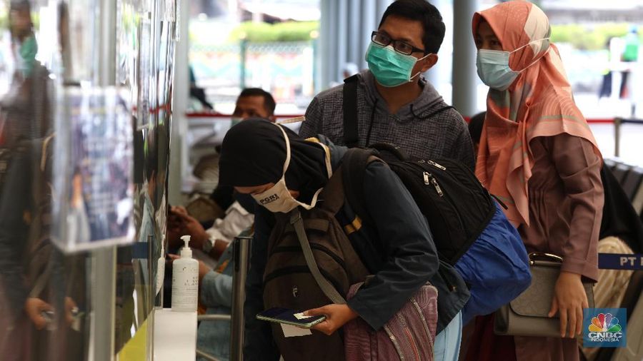 Para penumpang kereta api jarak jauh mengikuti pengambilan sempel nafas GeNose C19 di Stasiun Pasar Senen, Jakarta (4/2/2021). Calon penumpang diminta untuk mengambil nafas melalui hidung dan membuangnya melalui mulut sebanyak tiga kali. (CNBC Indonesia/ Tri Susilo)