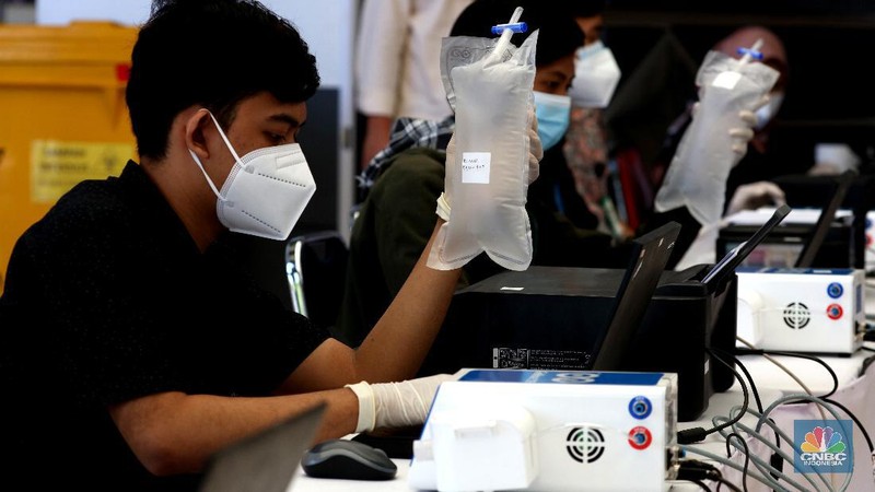 Para penumpang kereta api jarak jauh mengikuti pengambilan sempel nafas GeNose C19 di Stasiun Pasar Senen, Jakarta (4/2/2021). Calon penumpang diminta untuk mengambil nafas melalui hidung dan membuangnya melalui mulut sebanyak tiga kali. (CNBC Indonesia/ Tri Susilo)