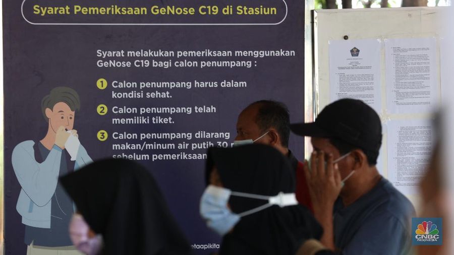 Para penumpang kereta api jarak jauh mengikuti pengambilan sempel nafas GeNose C19 di Stasiun Pasar Senen, Jakarta (4/2/2021). Calon penumpang diminta untuk mengambil nafas melalui hidung dan membuangnya melalui mulut sebanyak tiga kali. (CNBC Indonesia/ Tri Susilo)