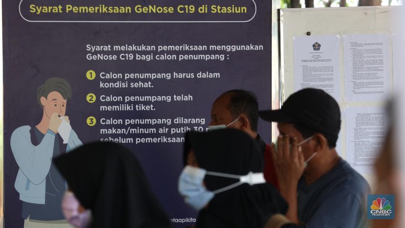 Para penumpang kereta api jarak jauh mengikuti pengambilan sempel nafas GeNose C19 di Stasiun Pasar Senen, Jakarta (4/2/2021). Calon penumpang diminta untuk mengambil nafas melalui hidung dan membuangnya melalui mulut sebanyak tiga kali. (CNBC Indonesia/ Tri Susilo)