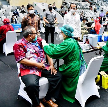 Gaya Jokowi 'Blusukan' Cek Vaksinasi Covid Massal di Istora