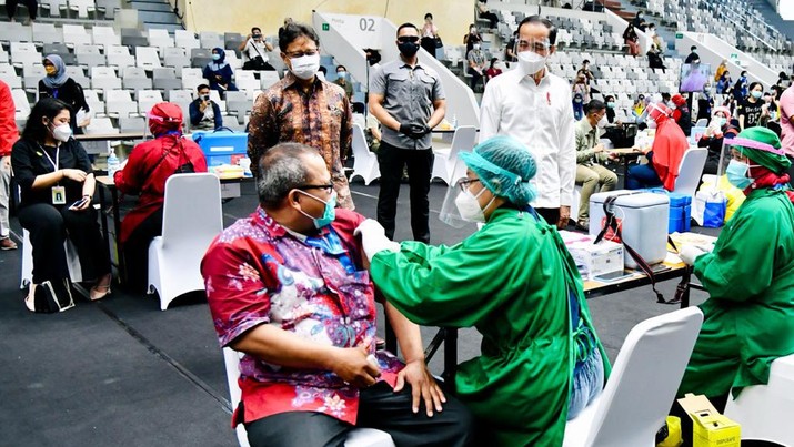 Presiden Joko Widodo meninjau vaksinasi massal covid-19 di Istora Senayan. (Biro Pers Sekretariat Presiden/ Laily Rachev)
