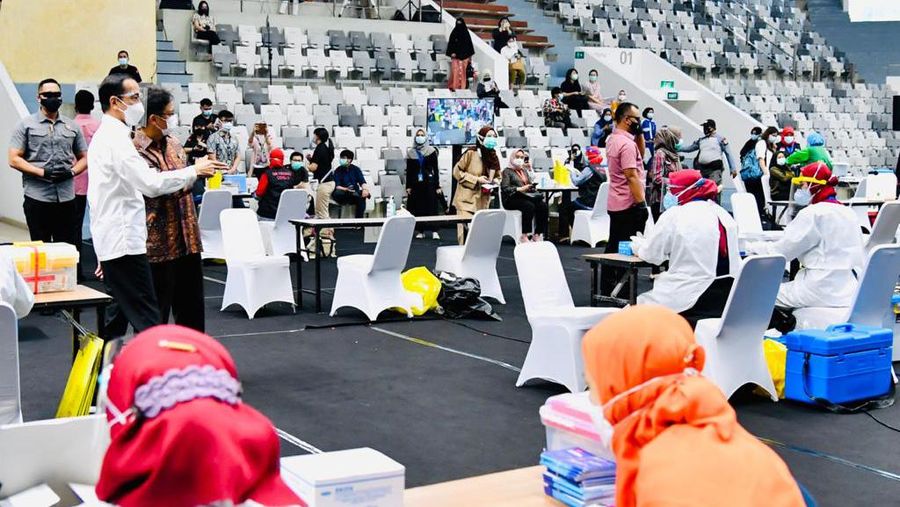 Presiden Joko Widodo meninjau vaksinasi massal covid-19 di Istora Senayan. (Biro Pers Sekretariat Presiden/ Laily Rachev)